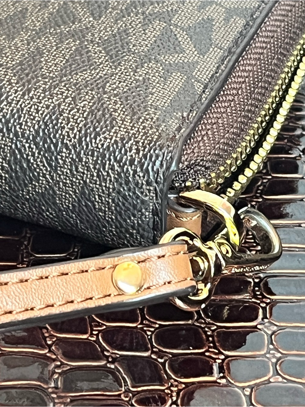 Michael Kors Jet Set Travel Continental  Wallet with Gold Logo Lettering (GUC) - Picture 5 of 15